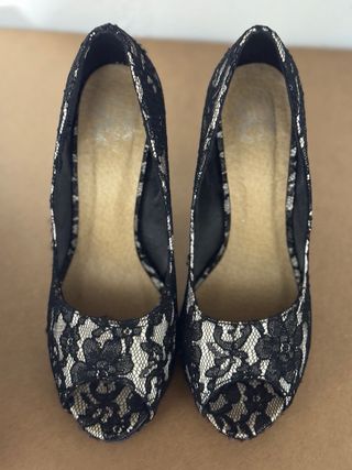 Zapatos de tacón con encaje beige y negro