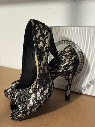 Zapatos de tacón con encaje beige y negro