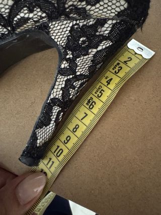 Zapatos de tacón con encaje beige y negro