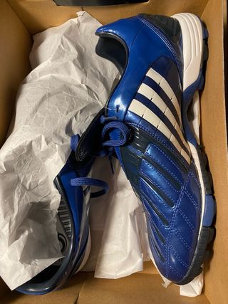 Botas de fútbol Adidas azules y blancas