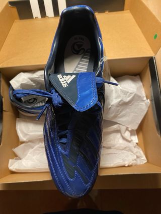 Botas de fútbol Adidas azules y blancas