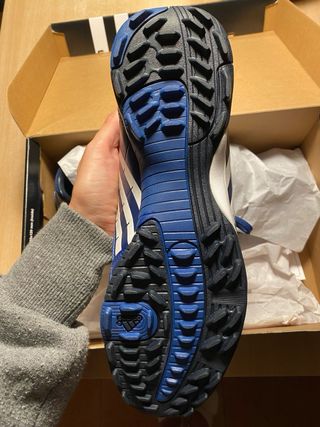 Botas de fútbol Adidas azules y blancas