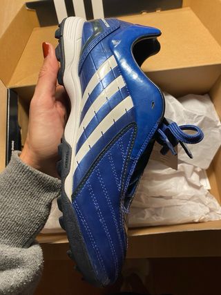 Botas de fútbol Adidas azules y blancas