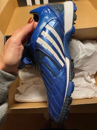 Botas de fútbol Adidas azules y blancas