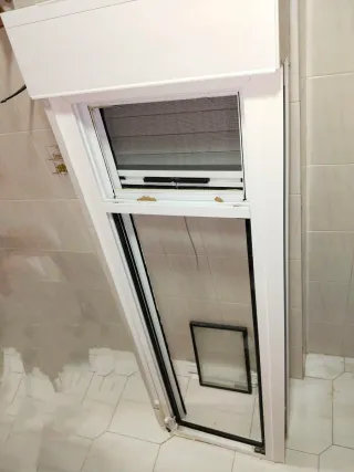 Ventana 155x51 con persiana y mosquitera
