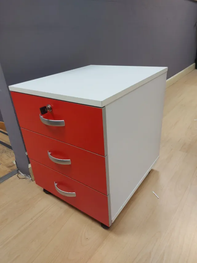 Mesita auxiliar 3 cajones roja y blanca