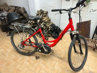 Bicicleta Paseo Eléctrica Roja