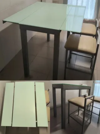 Mesa extensible de vidrio y 2 taburetes.