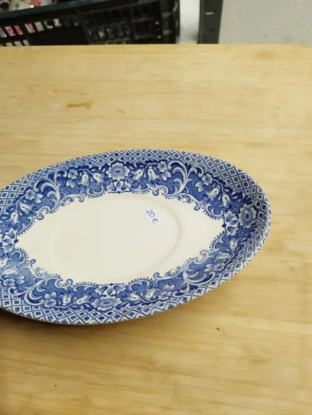 Rabanera azul y blanca de cerámica