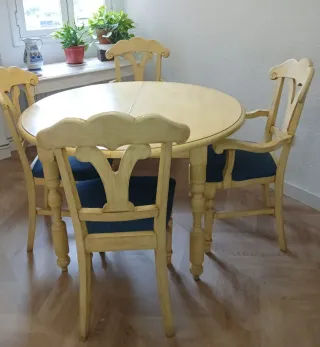 Mesa abatible con 4 sillas. 110 cm extensible 150c