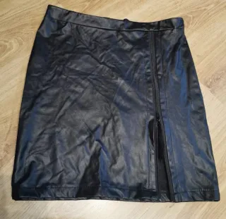 Minifalda estilo cuero con encaje negro Black