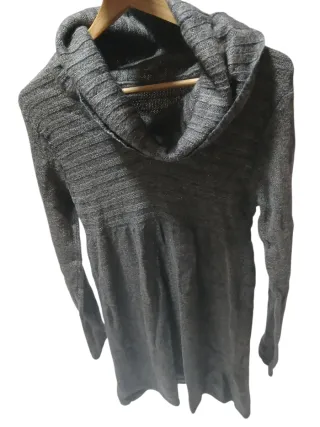 Vestito grigio collo alto