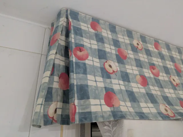 Cortina voadora com impressão de maçã