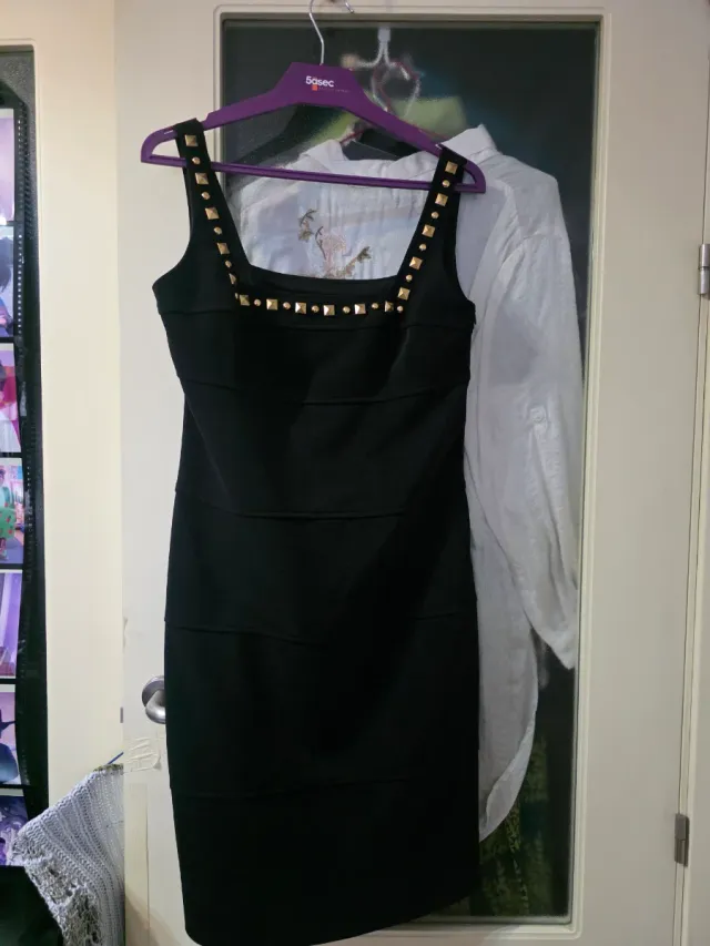 Vestido negro strech con tachuelas doradas