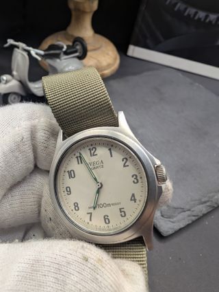 Reloj Vega Quartz 100m Resist de estilo militar