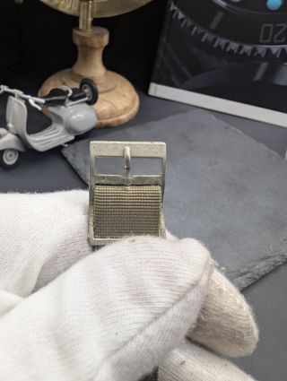 Reloj Vega Quartz 100m Resist de estilo militar