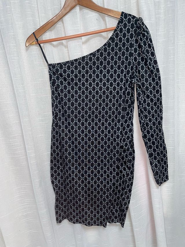 Vestido negro y gris de una manga