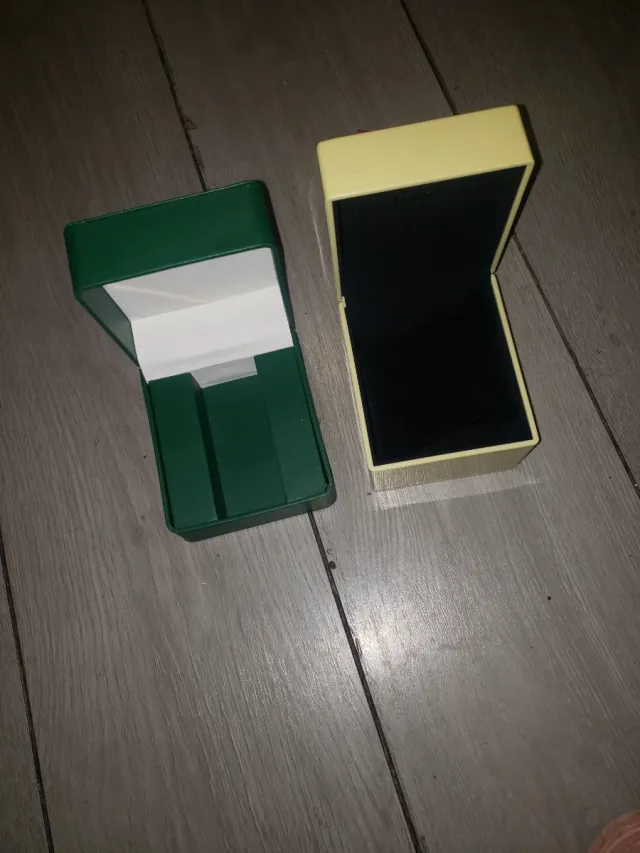 Cajas vacías de reloj TOUS y verde