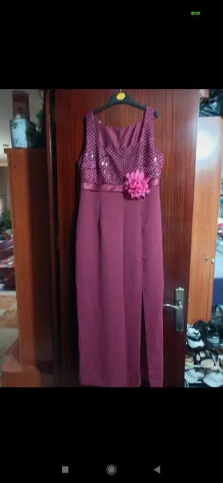 Vestido de fiesta con lentejuelas y flor