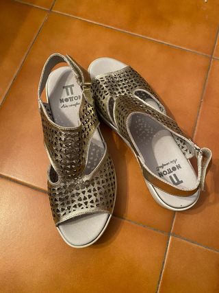 Sandalias Notton Piel Doradas.