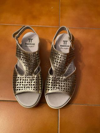 Sandalias Notton Piel Doradas.