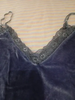 Blusa de tirantes de terciopelo con encaje