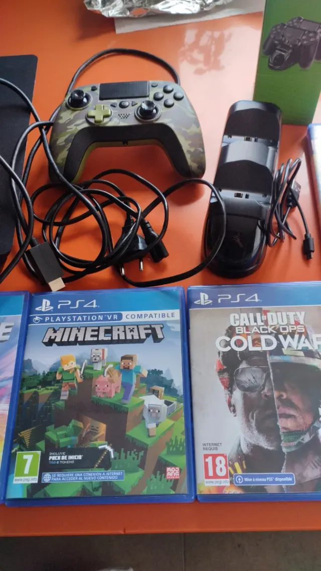 PS4 + Mando, Cargador y Juegos