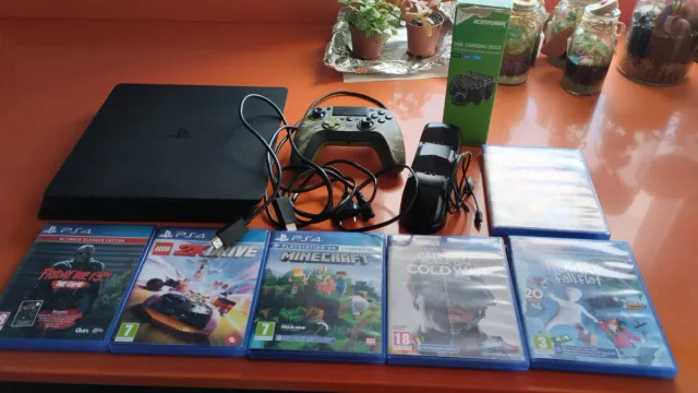 PS4 + Mando, Cargador y Juegos
