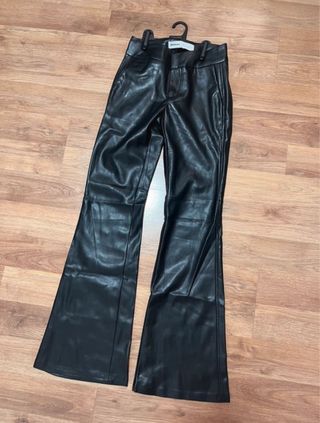 Pantalón efecto piel campana negro