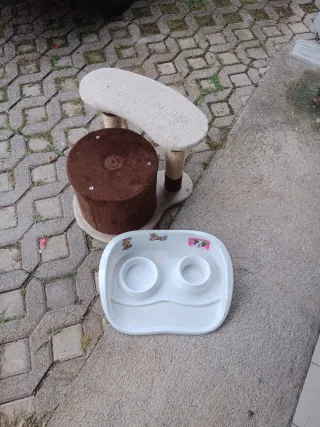 Tiragraffi e ciotola per gatti