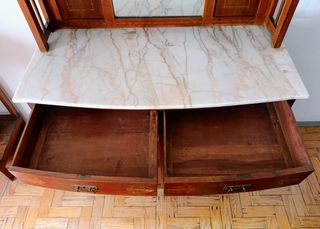 Antigo aparador com espelhos e tampo mármore