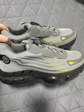 Zapatos de seguridad grises y amarillos