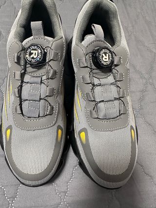 Zapatos de seguridad grises y amarillos