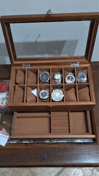 Elegante porta orologi in legno