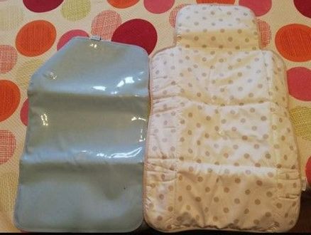 Cambiador de viaje azul y de lunares