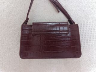 Bolso color berenjena efecto piel cocodrilo