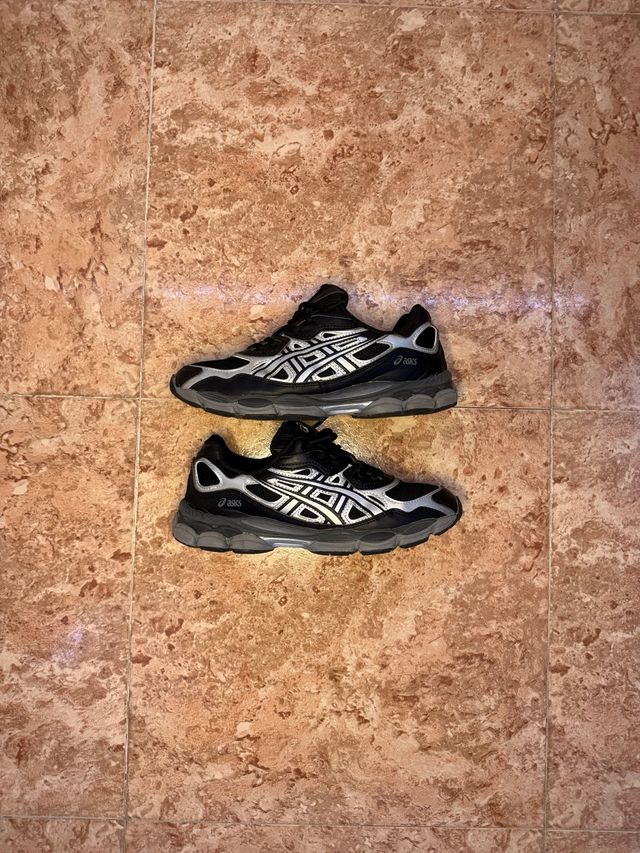 Zapatillas Asics Negras y Plateadas