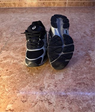 Zapatillas Asics Negras y Plateadas