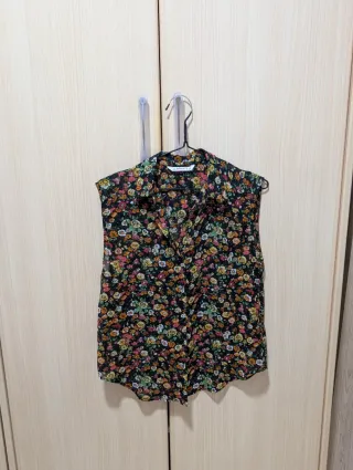 Camisa Lefties negra flores multicolor sin mangas