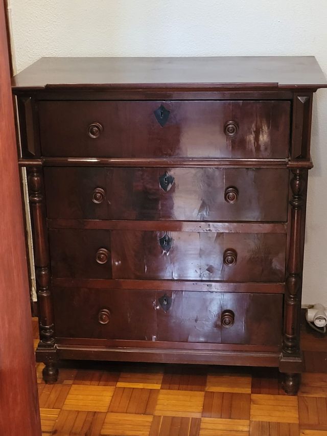 Cómoda antigua de caoba