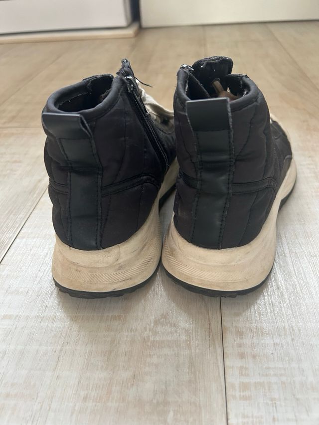 Zapatillas Zara Negras estilo botín. Talla 36