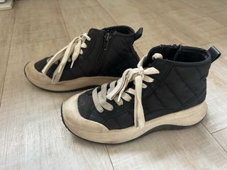 Zapatillas Zara Negras estilo botín. Talla 36