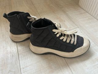 Zapatillas Zara Negras estilo botín. Talla 36