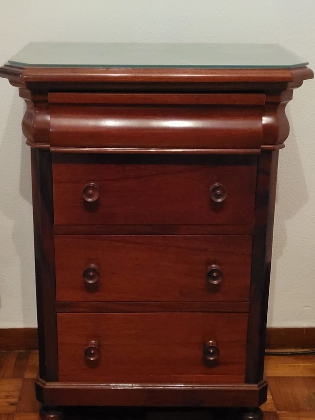 Mesita de noche caoba con tapa de cristal