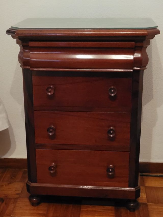 Mesita de noche caoba con tapa de cristal