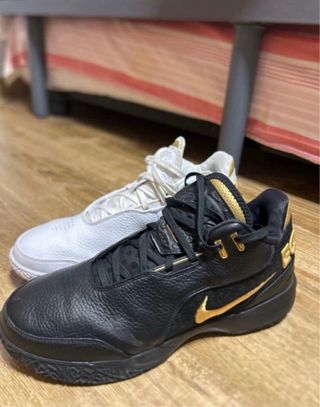 Zapatillas Baloncesto Nike Blancas y Doradas