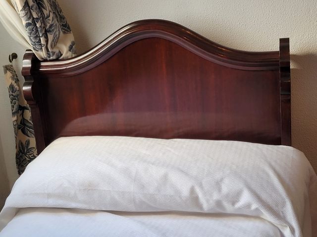 Cama individual de caoba