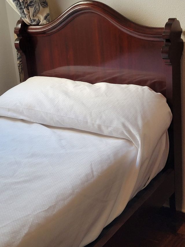 Cama individual de caoba