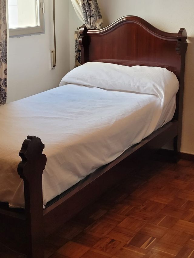 Cama individual de caoba