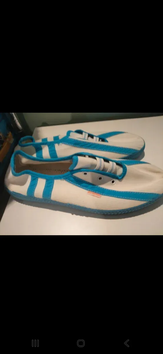 Zapatillas vintage blancas y azules